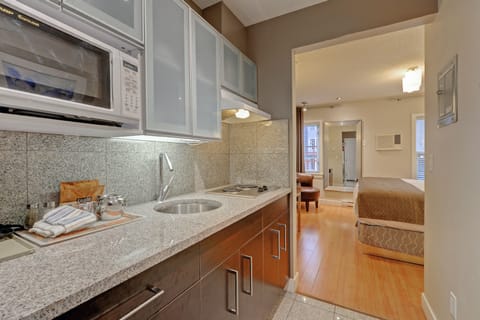 Basic Studio, 1 King Bed | In-room safe, desk, laptop workspace, iron/ironing board