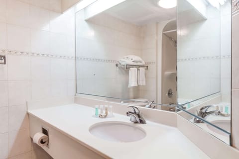 Deep soaking tub, hydromassage showerhead, free toiletries, hair dryer