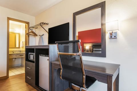 Room, 1 Queen Bed | Desk, cribs/infant beds, rollaway beds, free WiFi