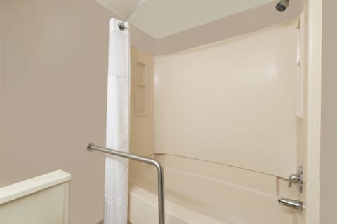 Room, 1 Queen Bed, Accessible, Non Smoking (Mobility Accessible) | Bathroom | Combined shower/tub, hair dryer, towels