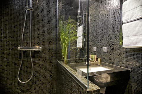 Classic Double or Twin Room | Bathroom | Shower, rainfall showerhead, designer toiletries, hair dryer