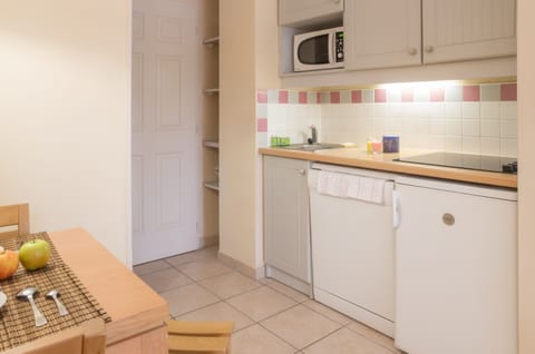 Apartment 5 people - 1 bedroom - Terrace or balcony | Private kitchenette | Fridge, microwave, stovetop, dishwasher