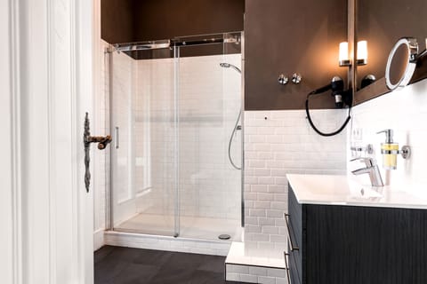 Deluxe Double Room, Alster View | Bathroom shower