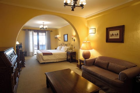 Deluxe Suite, 1 Double Bed | Minibar, in-room safe, desk, blackout drapes