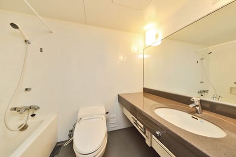 Deluxe Twin Room, 2 Twin Beds, Non Smoking | Bathroom | Combined shower/tub, free toiletries, hair dryer, slippers