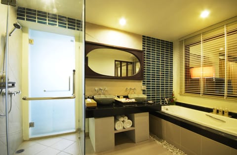 Orchid Jacuzzi Suite | Bathroom | Separate tub and shower, free toiletries, hair dryer, bathrobes