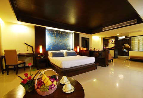 Orchid Jacuzzi Suite | In-room safe, desk, iron/ironing board, free WiFi