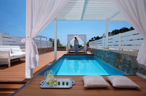 Suite, Private Pool | In-room safe, blackout drapes, soundproofing, bed sheets