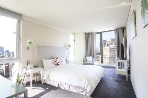 Deluxe Room with City View | Premium bedding, down comforters, free minibar, in-room safe