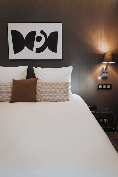 Superior Double Room | Minibar, in-room safe, individually decorated, desk