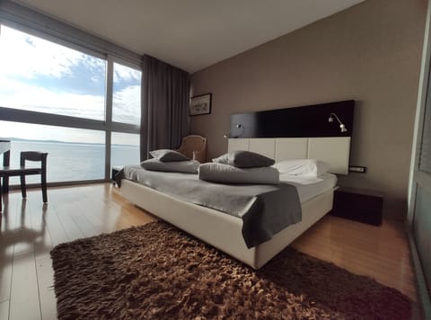 Deluxe Suite, Sea View | Minibar, in-room safe, desk, blackout drapes