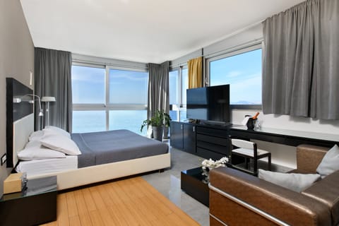 Deluxe Suite, Sea View | Minibar, in-room safe, desk, blackout drapes