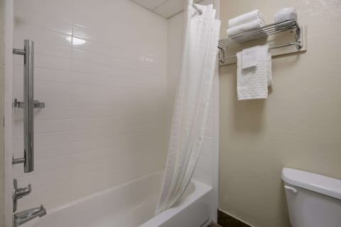 Combined shower/tub, deep soaking tub, free toiletries, hair dryer