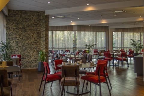 Daily buffet breakfast (EUR 20 per person)