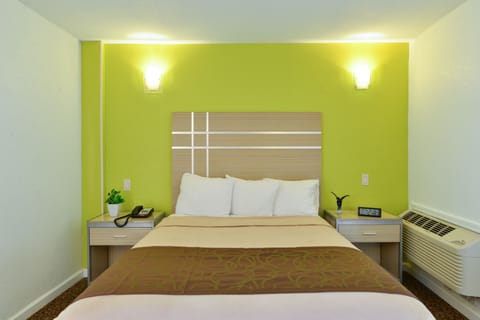 Standard Room, 1 Queen Bed | 1 bedroom, premium bedding, desk, laptop workspace