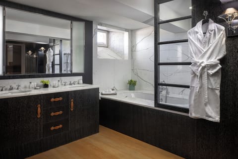 Panoramic Penthouse, City View | Bathroom | Free toiletries, hair dryer, bathrobes, slippers