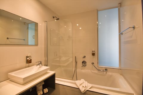 Combined shower/tub, free toiletries, hair dryer, towels