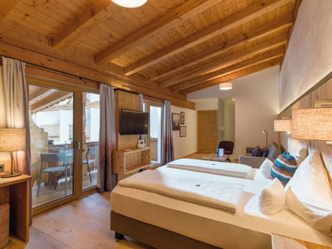 Junior Studio Suite | 1 bedroom, minibar, in-room safe, individually decorated