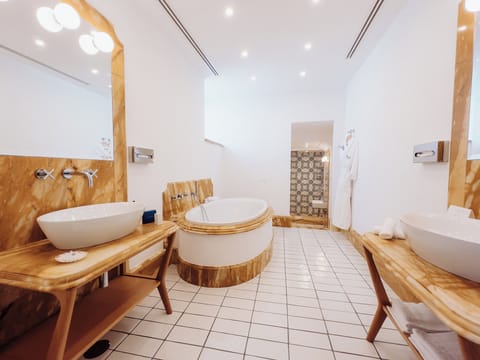 Apartment Eolo, Independent entrance | Bathroom | Shower, eco-friendly toiletries, hair dryer, bathrobes