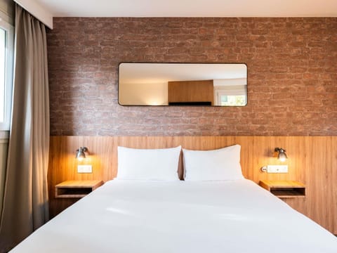 Standard Room, 1 Double Bed, Accessible | Premium bedding, desk, soundproofing, iron/ironing board