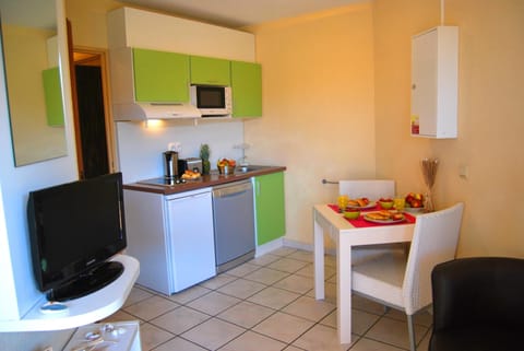 Appartment, 1 Bedroom, 2 People, Air Conditioning | Private kitchen | Fridge, microwave, stovetop, dishwasher