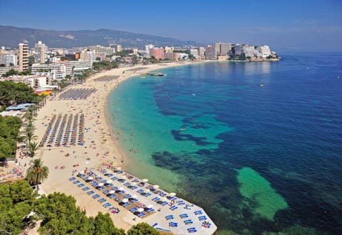 Beach nearby, white sand, sun loungers, beach umbrellas