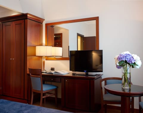 Minibar, in-room safe, individually furnished, desk