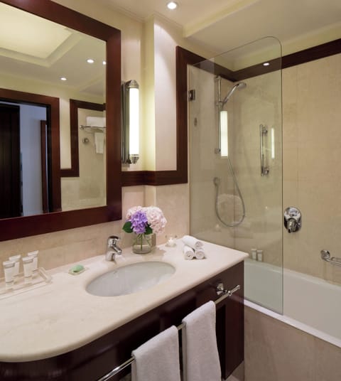 Junior Suite | Bathroom | Combined shower/tub, free toiletries, hair dryer, bidet