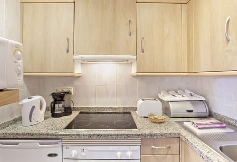 Junior Suite, Terrace, Sea View | Private kitchen | Fridge, microwave, oven, stovetop