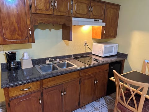 Family Suite, 2 Bedrooms, Kitchenette, City View | Private kitchenette | Mini-fridge, microwave