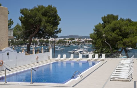 Seasonal outdoor pool, pool umbrellas, sun loungers