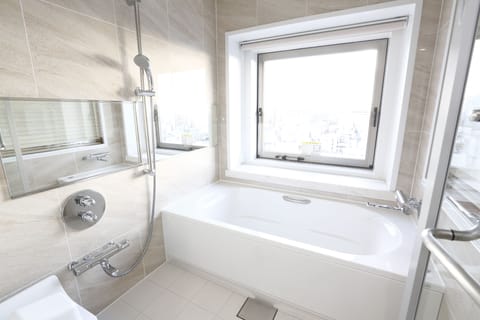 J Premium Luxury Blue | Bathroom | Combined shower/tub, free toiletries, hair dryer, slippers