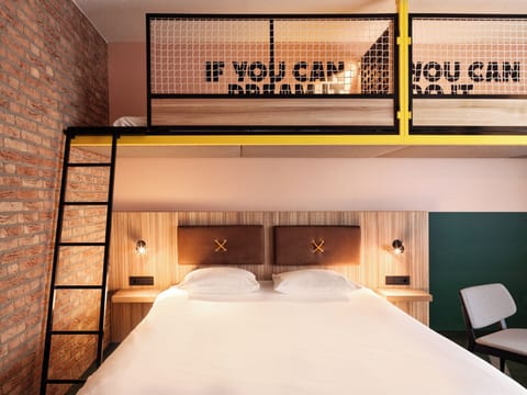 Club Family | Minibar, in-room safe, desk, blackout drapes