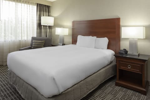 Premium bedding, in-room safe, desk, laptop workspace