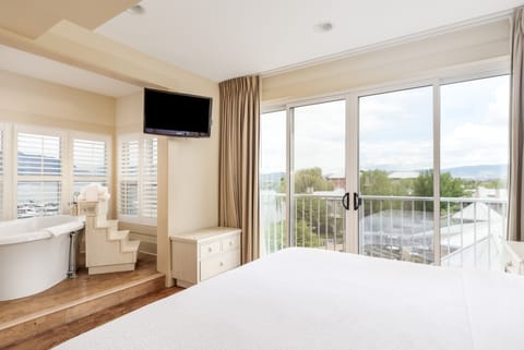 Luxury Suite, 1 King Bed, Lake View | View from room