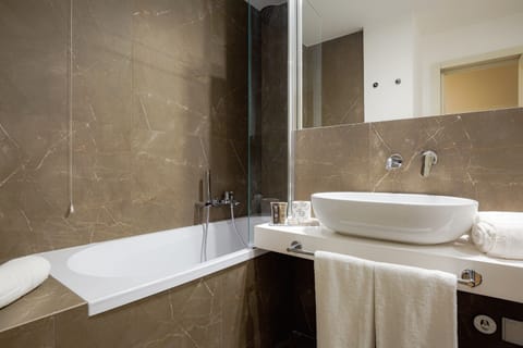 Superior Twin Room | Bathroom | Combined shower/tub, free toiletries, hair dryer, slippers