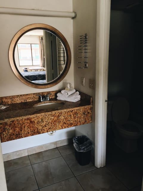 Combined shower/tub, free toiletries, hair dryer, towels