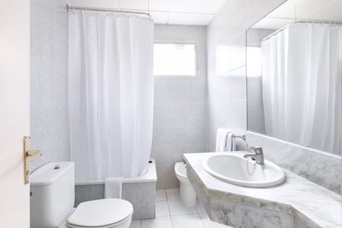 Single Room | Bathroom | Deep soaking tub, designer toiletries, hair dryer, bidet