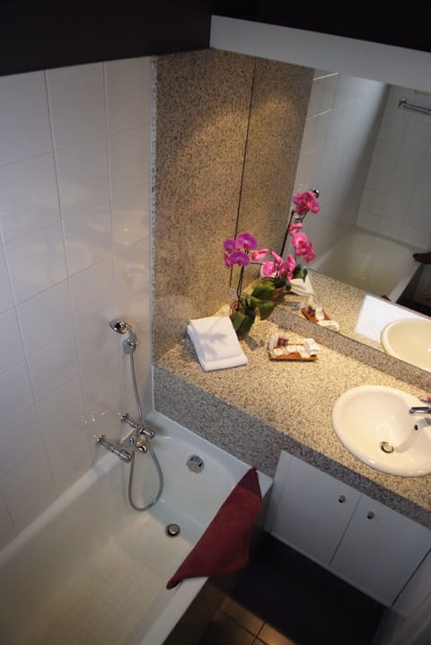 Superior Twin Room | Bathroom | Free toiletries, hair dryer, towels