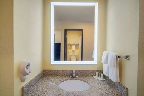 Combined shower/tub, rainfall showerhead, towels