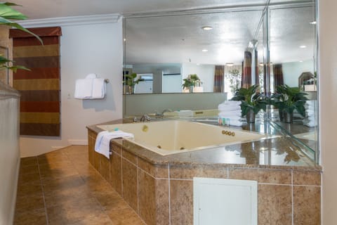 Majestic 1 Bedroom King Suite | Jetted tub