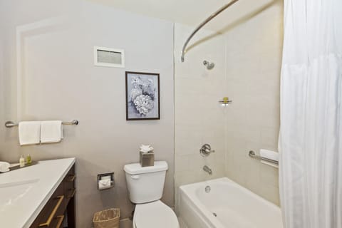 Junior Suite, 1 King Bed | Bathroom | Combined shower/tub, free toiletries, hair dryer, towels