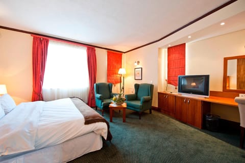 Room, 1 King Bed | Premium bedding, minibar, in-room safe, desk