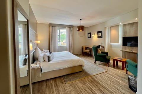 Room, 1 King Bed | Premium bedding, minibar, in-room safe, desk