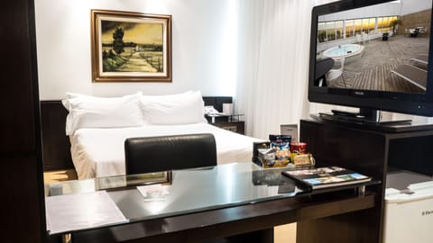 Suite | Minibar, in-room safe, desk, free WiFi