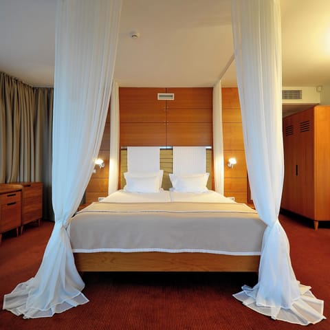 Junior Suite (Luxury Building) | Premium bedding, minibar, in-room safe, desk