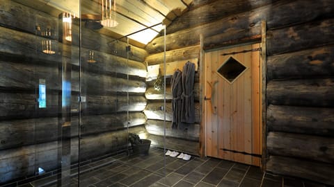 Couples treatment rooms, sauna, hot tub, Turkish bath, body treatments