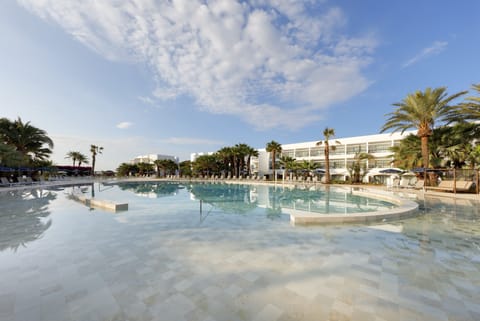 4 outdoor pools, open 10:00 AM to 6:00 PM, pool umbrellas, sun loungers