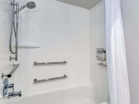 Combined shower/tub, free toiletries, hair dryer, towels