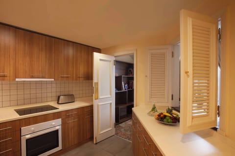 Apartment, 3 Bedrooms | Private kitchen | Coffee/tea maker